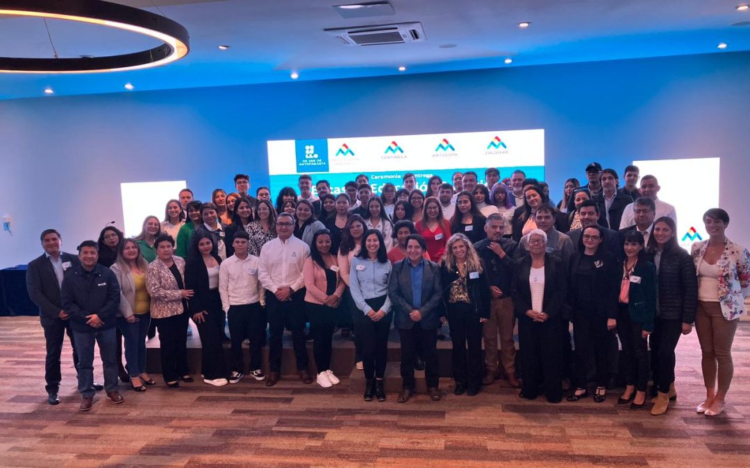 Antofagasta Minerals entregó becas a 68 jóvenes de la región