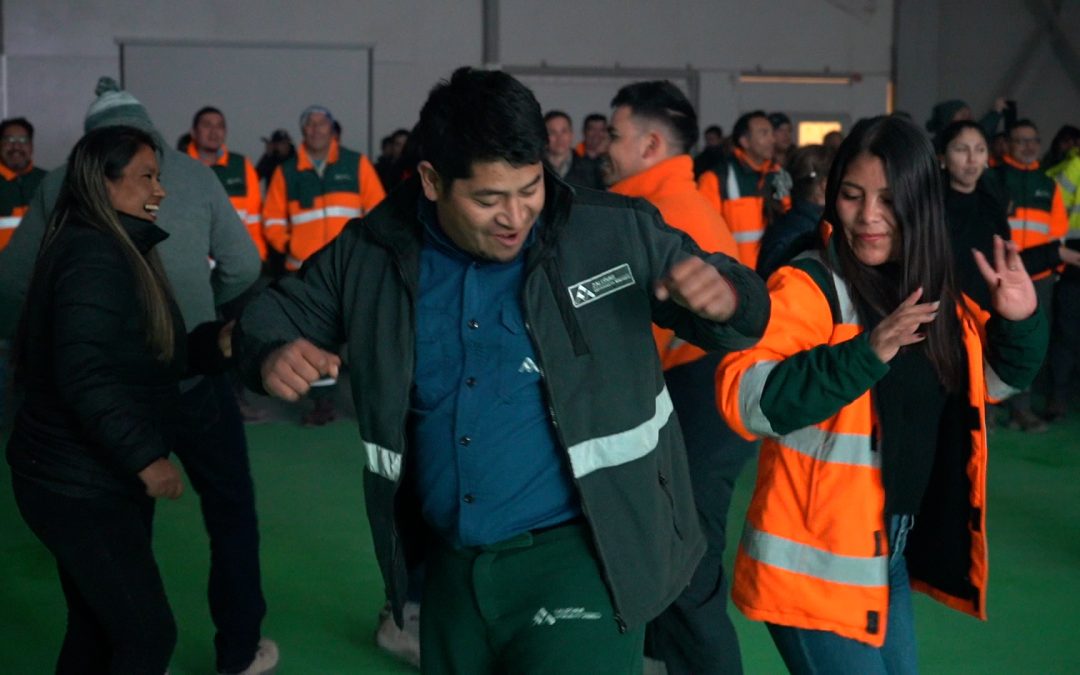 Con concurso de canto y show bailable Minera Zaldívar celebró su 28 aniversario