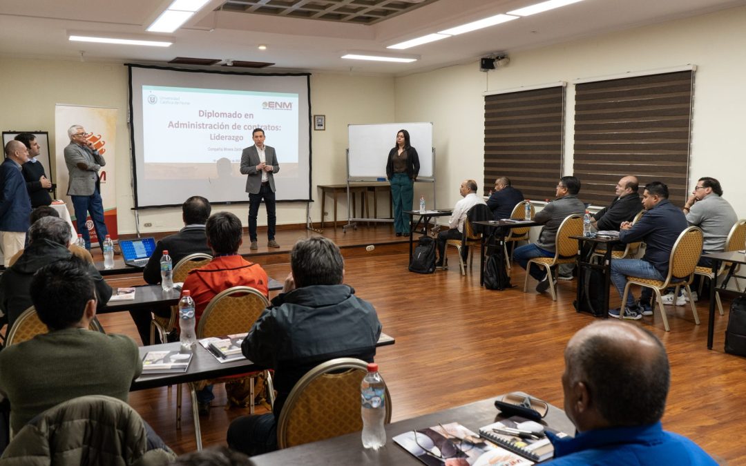 Administradores de contrato cursan diplomado de la UCN