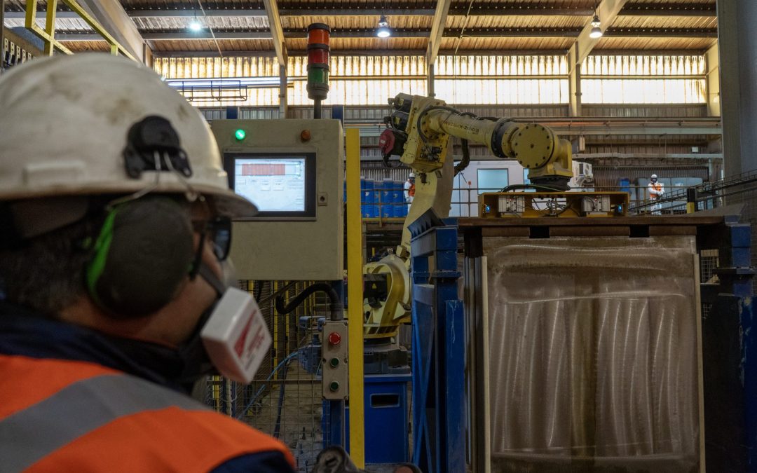 No más exposición: brazo robótico permitirá automatizar la carga de cátodos de cobre