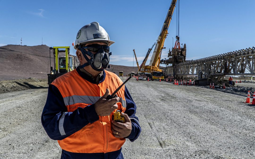 Llaman a optimizar el uso de radios de comunicación en faena