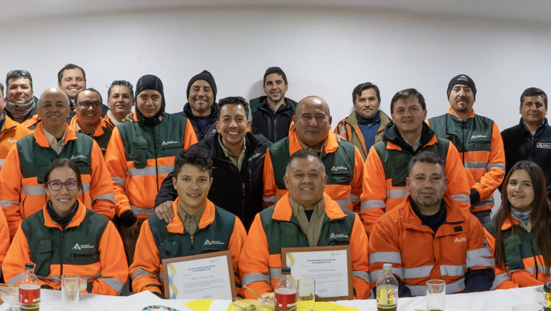 Reconocen a trabajadores por su desempeño en 2023