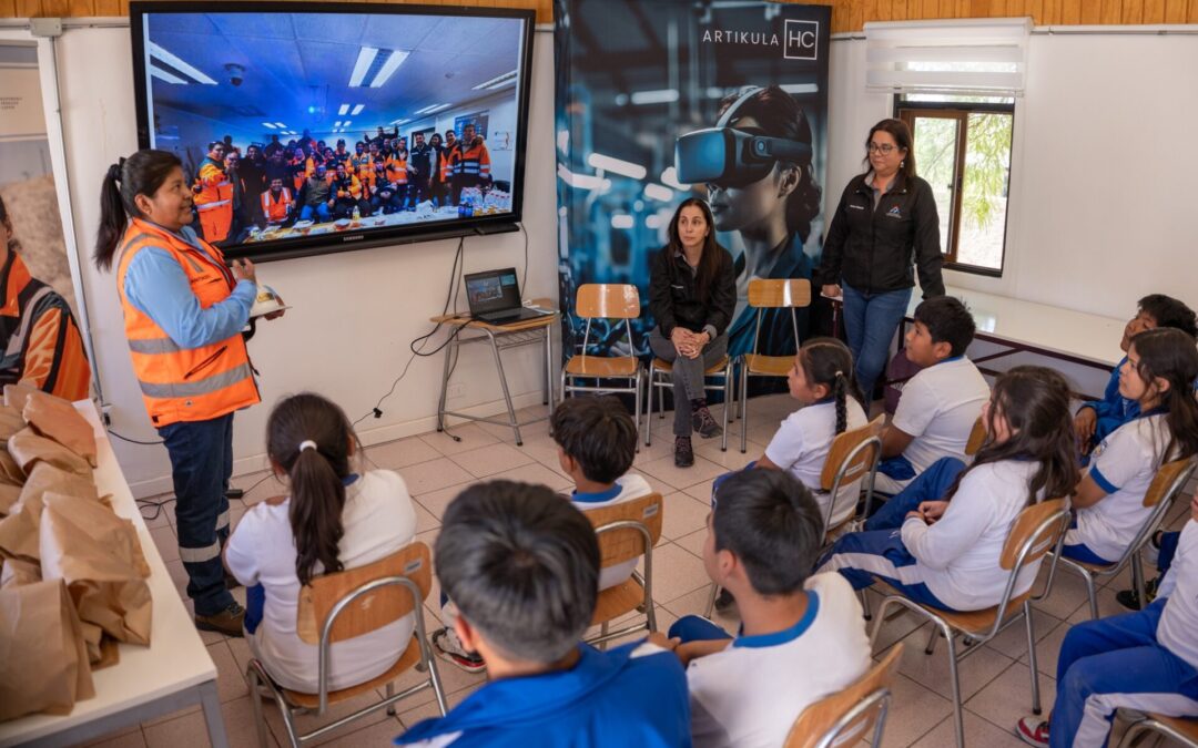 Conecta Minería: Voluntarios de la organización realizan charla STEM a alumnos de Peine